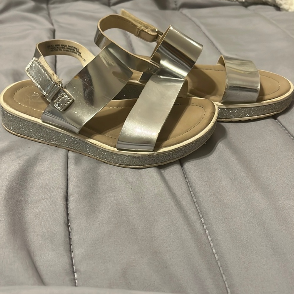 Children’s place girls metallic sandals size 11